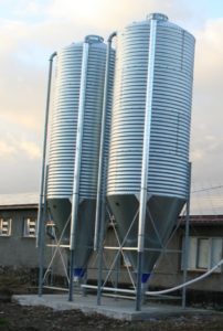 Silo mit gerillter Oberfläche